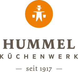 Zu sehen ist ein gezeichneter, stilisierter Briefumschlag, das Symbol für die Mailadresse, in Orange. www.hummel.de