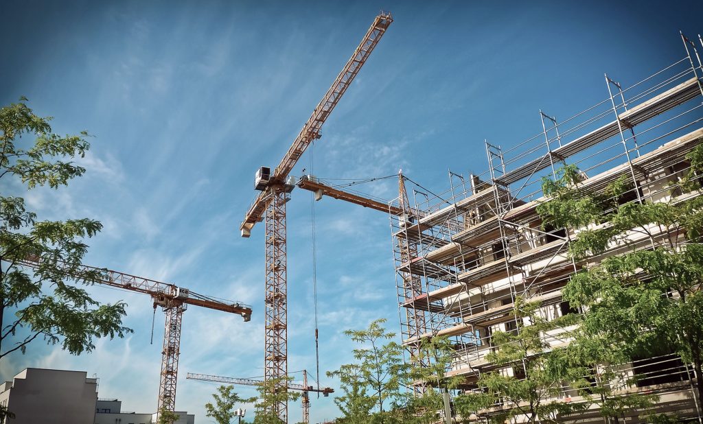 Baustelle eines Mehrfamilienhauses mit Kränen. Aufmaßsituation bei Projekten für Küchen von Hummel in Norderstedt.