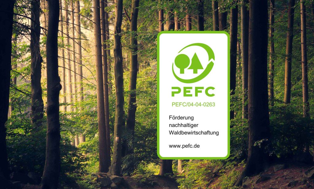 Vor einer Laubwaldansicht mit vielen Baumstämmen steht das PEFC-Logo mit allen Angaben zur Zertifizierung.