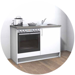 NOW Küche in weiß mit einer Minimalausstattung innerhalb von 24 Stunden lieferbar. Herd, Spüle, Armatur und ein Spülenunterschrank als kompakte Einheit.
