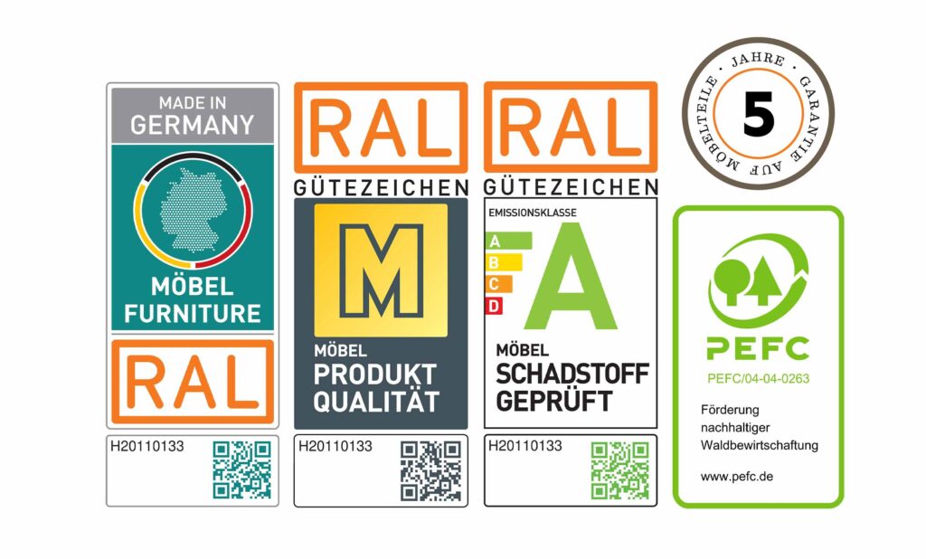Es sind vier Logos von Qualitätssiegeln zu sehen. Von links nach rechts: RAL Made in Germany, RAL das Goldene M, RAL Emissionsklasse A, PEFC